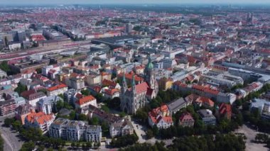 Güneşli bir yaz gününde Almanya 'nın Münih kentindeki hava manzarası.