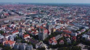 Güneşli bir yaz gününde Almanya 'nın Münih kentindeki hava manzarası.