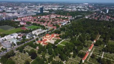 Güneşli bir yaz gününde Almanya 'nın Münih kentindeki hava manzarası.