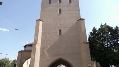 Güneşli bir yaz gününde Almanya 'nın Bavyera şehrinde Münih sokaklarında uçmak..