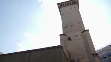 Güneşli bir yaz gününde Almanya 'nın Bavyera şehrinde Münih sokaklarında uçmak..