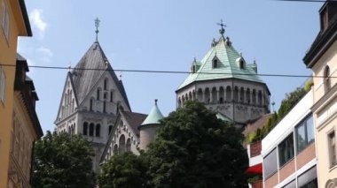 Güneşli bir yaz gününde Almanya 'nın Bavyera şehrinde Münih sokaklarında uçmak..