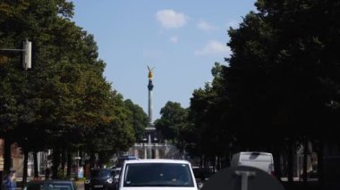 Güneşli bir yaz gününde Almanya 'nın Bavyera şehrinde Münih sokaklarında uçmak..