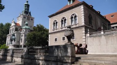 Güneşli bir yaz gününde Almanya 'nın Bavyera şehrinde Münih sokaklarında uçmak..