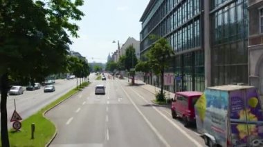 Güneşli bir yaz gününde Almanya 'nın Bavyera şehrinde Münih sokaklarında uçmak..