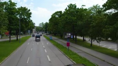 Güneşli bir yaz gününde Almanya 'nın Bavyera şehrinde Münih sokaklarında uçmak..