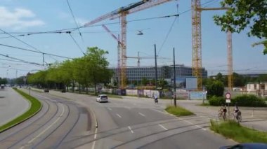 Güneşli bir yaz gününde Almanya 'nın Bavyera şehrinde Münih sokaklarında uçmak..