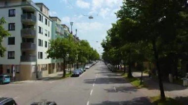 Güneşli bir yaz gününde Almanya 'nın Bavyera şehrinde Münih sokaklarında uçmak..