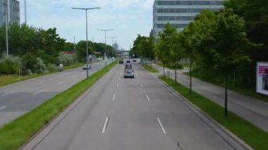 Güneşli bir yaz gününde Almanya 'nın Bavyera şehrinde Münih sokaklarında uçmak..