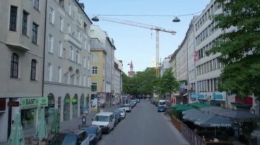 Güneşli bir yaz gününde Almanya 'nın Bavyera şehrinde Münih sokaklarında uçmak..