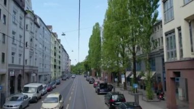 Güneşli bir yaz gününde Almanya 'nın Bavyera şehrinde Münih sokaklarında uçmak..