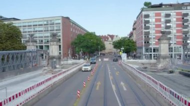 Güneşli bir yaz gününde Almanya 'nın Bavyera şehrinde Münih sokaklarında uçmak..