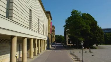 Güneşli bir yaz gününde Almanya 'nın Bavyera şehrinde Münih sokaklarında uçmak..