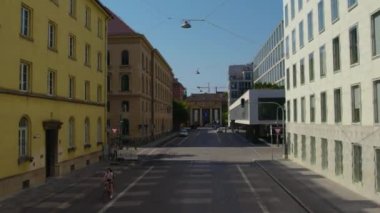Güneşli bir yaz gününde Almanya 'nın Bavyera şehrinde Münih sokaklarında uçmak..