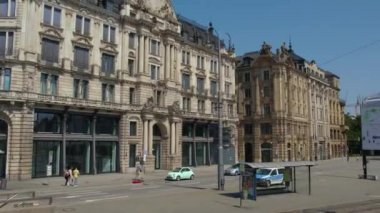 Güneşli bir yaz gününde Almanya 'nın Bavyera şehrinde Münih sokaklarında uçmak..