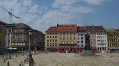 Güneşli bir yaz gününde Almanya 'nın Bavyera şehrinde Münih sokaklarında uçmak..