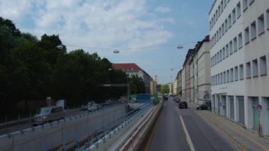 Güneşli bir yaz gününde Almanya 'nın Bavyera şehrinde Münih sokaklarında uçmak..