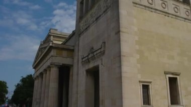 Güneşli bir yaz gününde Almanya 'nın Bavyera şehrinde Münih sokaklarında uçmak..