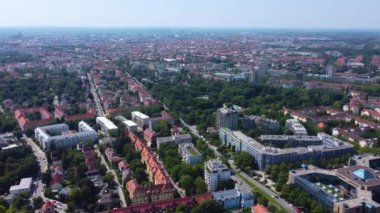 Almanya, Bavyera 'da Münih' in güneşli bir yaz gününde havadan görünüşü