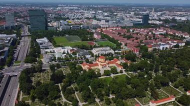 Almanya, Bavyera 'da Münih' in güneşli bir yaz gününde havadan görünüşü