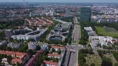 Almanya, Bavyera 'da Münih' in güneşli bir yaz gününde havadan görünüşü