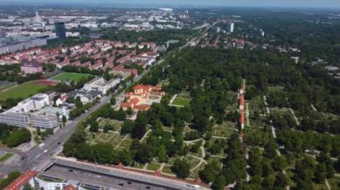 Almanya, Bavyera 'da Münih' in güneşli bir yaz gününde havadan görünüşü