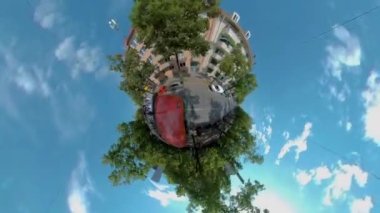 Yazın güneşli bir günde Münih sokaklarında küçük bir gezegen biçimi..