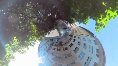 Yazın güneşli bir günde Münih sokaklarında küçük bir gezegen biçimi..