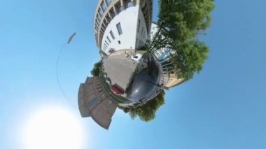 Yazın güneşli bir günde Münih sokaklarında küçük bir gezegen biçimi..