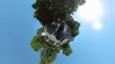 Yazın güneşli bir günde Münih sokaklarında küçük bir gezegen biçimi..