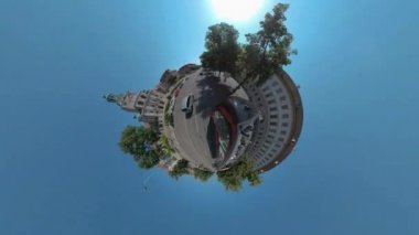 Yazın güneşli bir günde Münih sokaklarında küçük bir gezegen biçimi..