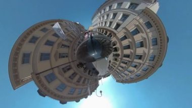 Yazın güneşli bir günde Münih sokaklarında küçük bir gezegen biçimi..