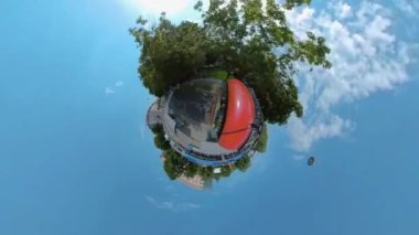 Yazın güneşli bir günde Münih sokaklarında küçük bir gezegen biçimi..