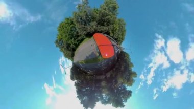 Yazın güneşli bir günde Münih sokaklarında küçük bir gezegen biçimi..