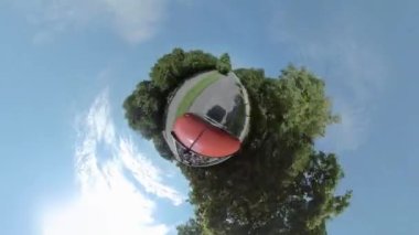 Yazın güneşli bir günde Münih sokaklarında küçük bir gezegen biçimi..