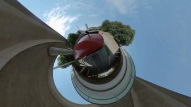 Yazın güneşli bir günde Münih sokaklarında küçük bir gezegen biçimi..