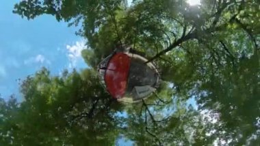 Yazın güneşli bir günde Münih sokaklarında küçük bir gezegen biçimi..