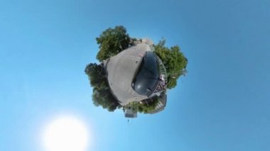 Yazın güneşli bir günde Münih sokaklarında küçük bir gezegen biçimi..