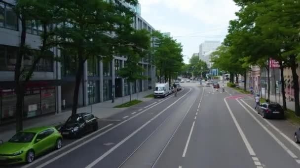 Вид Воздуха Улицу Мюнхене Германия Крыши Двухэтажного Автобуса Солнечный День — стоковое видео