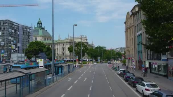 ミュンヘン 夏の晴れた日にダブルデッキバスの上からドイツの通りの空中ビュー — ストック動画