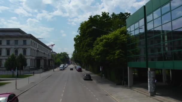 Einem Sonnigen Sommertag Doppeldeckerbus Durch Die Straßen Münchens Bayern — Stockvideo