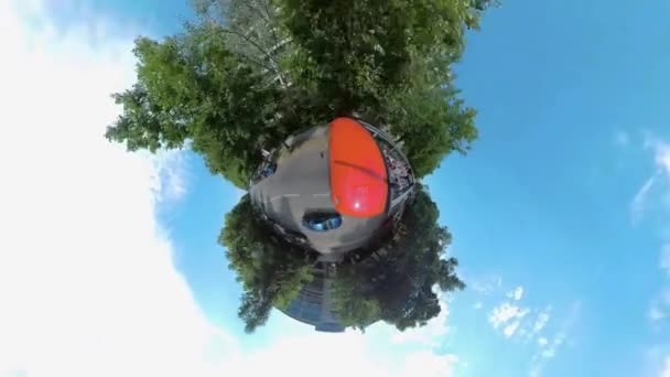 夏の晴れた日にミュンヘンの街をドライブする小さな惑星の形式 — ストック動画