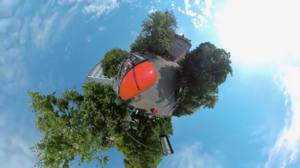 Yazın Güneşli Bir Günde Münih Sokaklarında Küçük Bir Gezegen Biçimi — Stok video