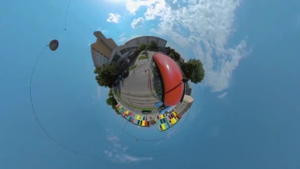 夏の晴れた日にミュンヘンの街をドライブする小さな惑星の形式 — ストック動画