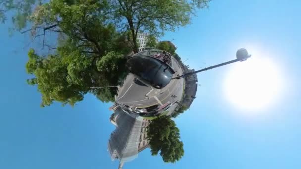 Liten Planet Format För Körning Runt Gata München Solig Dag — Stockvideo