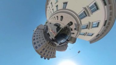 Yazın güneşli bir günde Münih sokaklarında küçük bir gezegen biçimi..