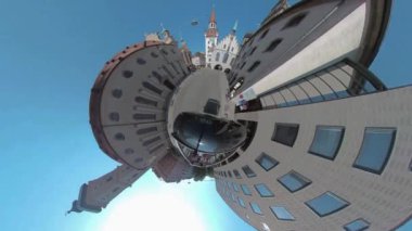 Yazın güneşli bir günde Münih sokaklarında küçük bir gezegen biçimi..