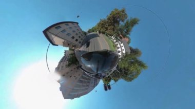 Yazın güneşli bir günde Münih sokaklarında küçük bir gezegen biçimi..