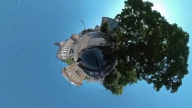 Yazın güneşli bir günde Münih sokaklarında küçük bir gezegen biçimi..