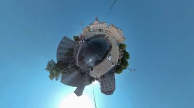 Yazın güneşli bir günde Münih sokaklarında küçük bir gezegen biçimi..
